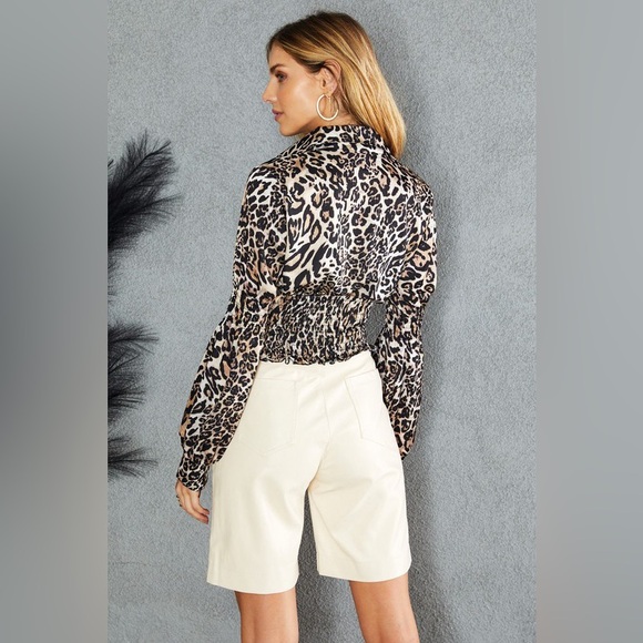 (3938-JAG) JAGUAR PRINT CROP BLOUSE W/ CUFFED LONG SLEEVES & SMOCKED HEM - Picture 3 of 4